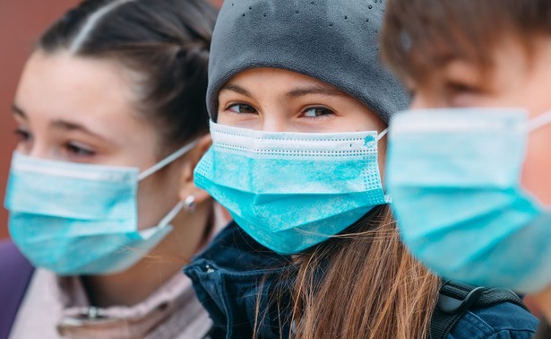 Młodzież w maskach, pandemia COVID-19