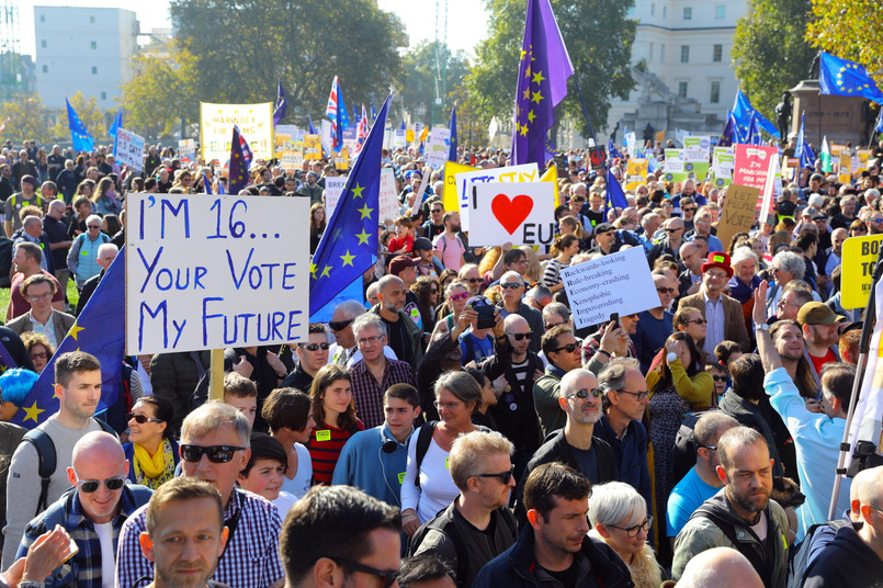 670 tys. Brytyjczyków wyszło w sobotę na ulice Londynu, by wezwać parlament do rozpisania drugiego referendum w sprawie brexitu. Zwolennicy pozostania w UE mówili, że w poprzednim plebiscycie wyborcy głosowali nieświadomi tego, co tak naprawdę oznacza opuszczenie Wspólnoty.