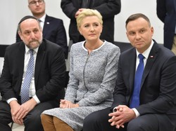 Tych kozaków nie powstydziłaby się Małgosia Rozenek. "Ostra" stylizacja Agaty Dudy na spotkaniu z Żydami. FOTO