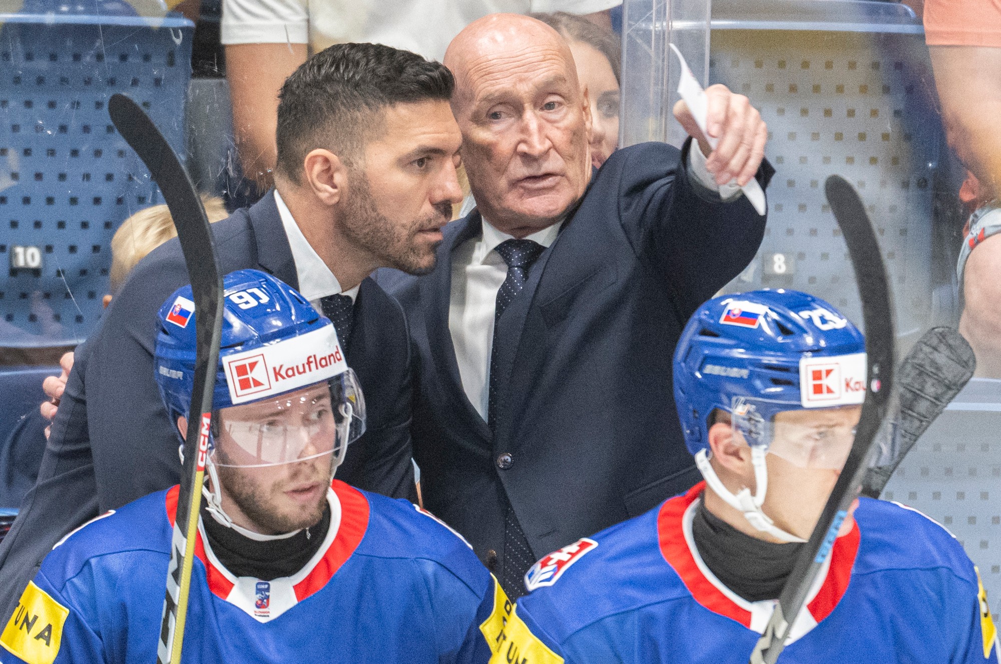 Hore sprava tréner slovenských hokejistov Craig Ramsay, asistent trénera Peter Frühauf a dole sprava hráči Adam Liška a Matúš Sukeľ.