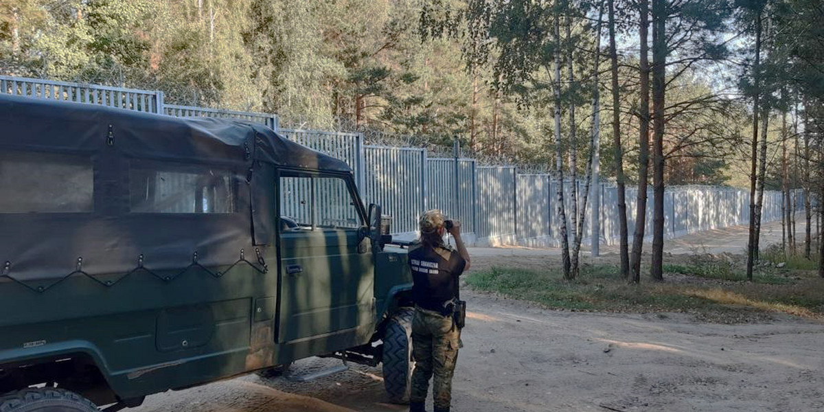 Wzdłuż granicy z Białorusią stoi już nie tylko fizyczna zapora, ale też montowana jest sieć czujników i kamer. Podobna strzec ma już niedługo północnej granicy Polski