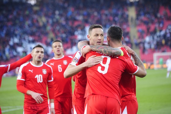 Slavlje fudbalera Srbije nakon što su kao prvi završili takmičenje u Ligi nacija