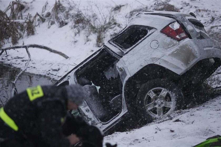 Auto wpadło do stawu. 4 osoby nie żyją!