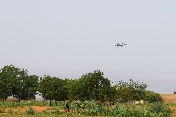 Francuski samolot wojskowy zbliża się do lotniska w Niamey