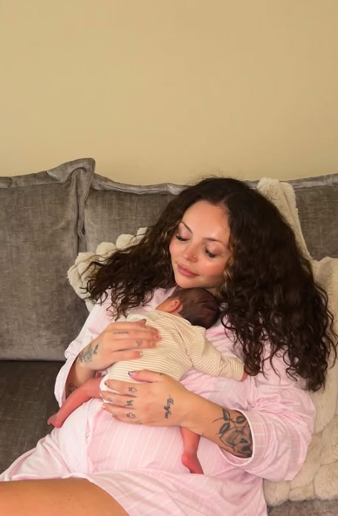 Speváčka Jesy Nelson.