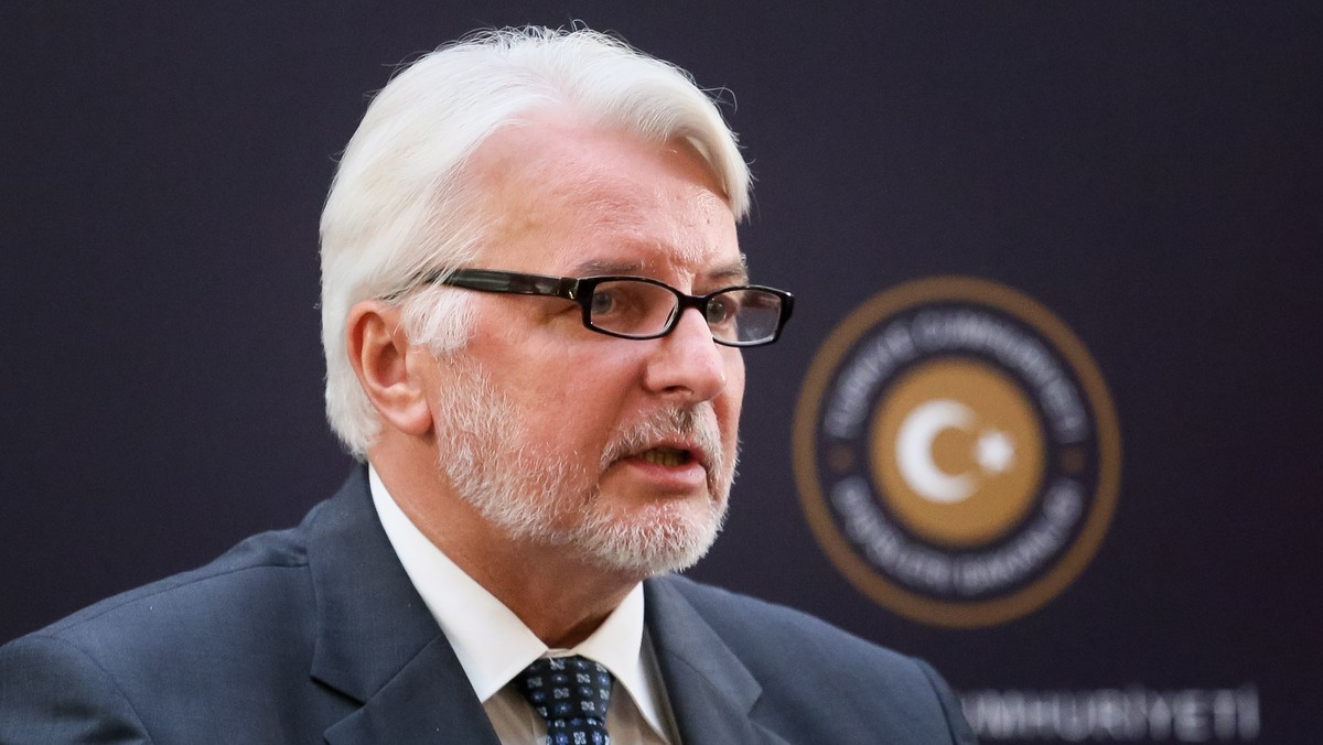 Witold Waszczykowski zapowiedział w wywiadzie dla agencji DPA ożywienie współpracy z Niemcami i Francją w ramach Trójkąta Weimarskiego; zarzucił Niemcom brak gotowości do kompromisu i skrytykował plany rozdziału imigrantów jako "przymusowe przesiedlenia".