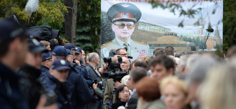 Przepychanki na cmentarzu przed pochowaniem Jaruzelskiego. WIDEO