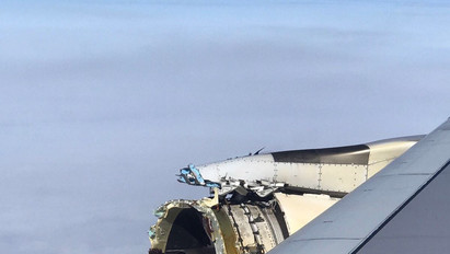 Tízezer méter magasan esett szét az Air France gépének egyik hajtóműve - Képek, videó