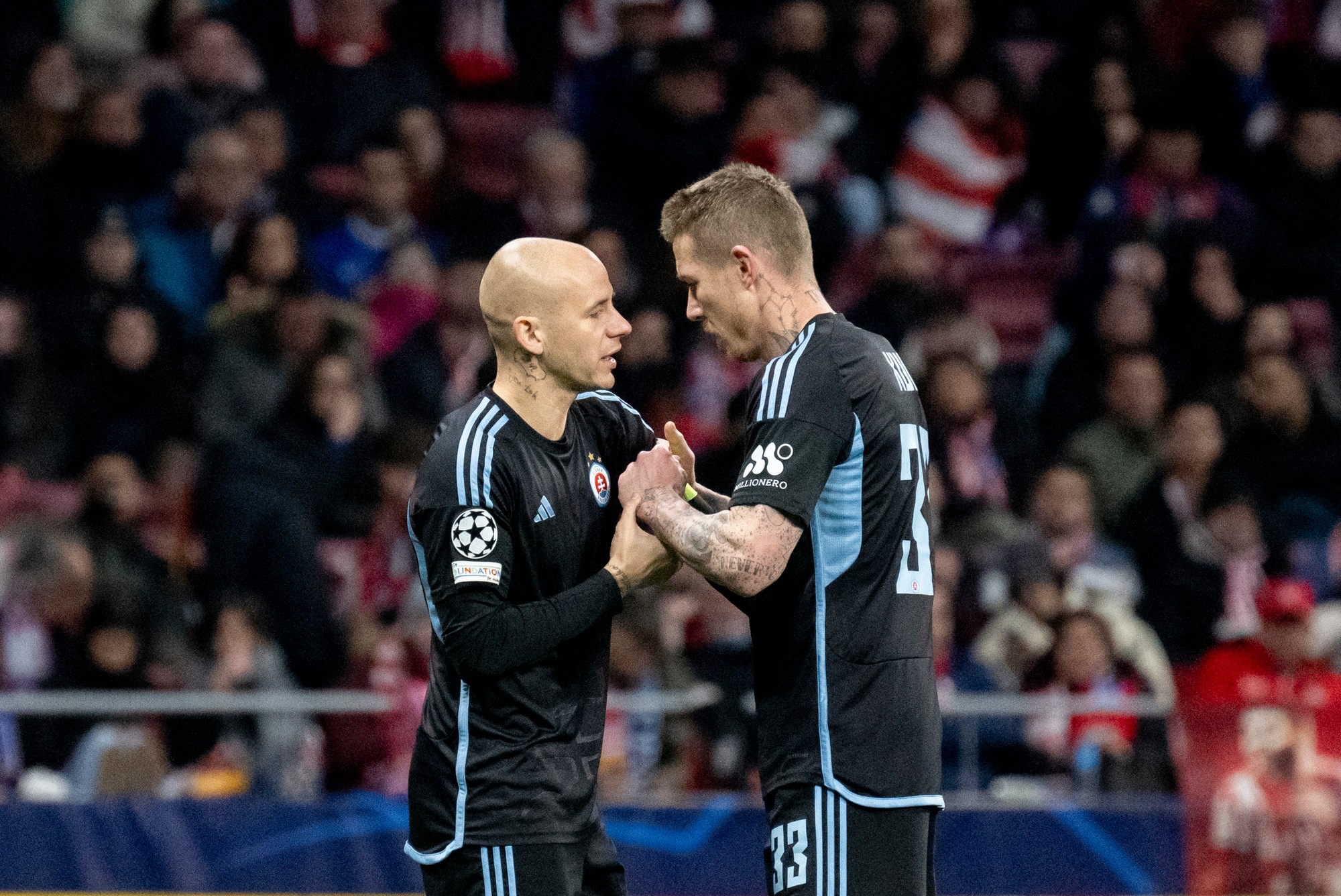 Vľavo Vladimír Weiss ml. a kapitánsku pásku mu odovzdáva Juraj Kucka (obaja Slovan).