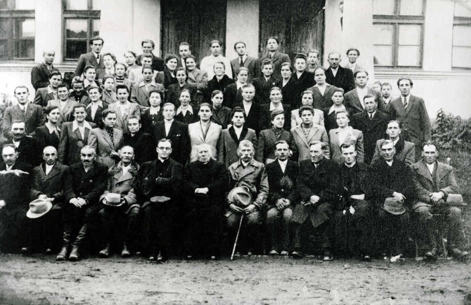 Parafianie z ks. Karolem Wojtyłą (pierwszy rząd, trzeci z prawej) w Niegowici, 1948 r.
