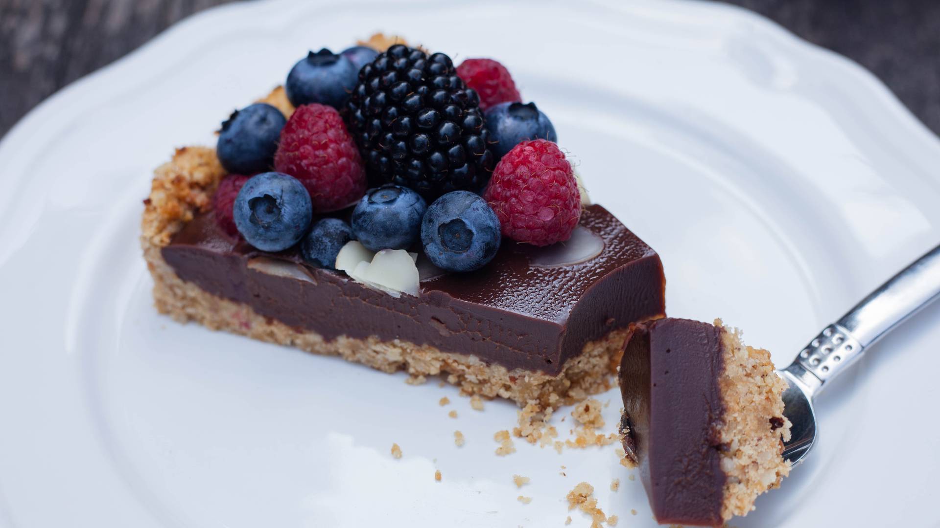 Čokoladni tart sa voćem je  zavodljiviji od svakog slatkiša