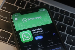 Tak przestępcy kradną pieniądze przez WhatsApp. Jak się przed tym bronić?