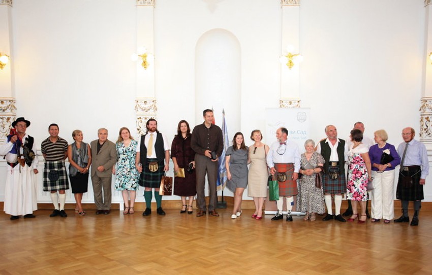 Mladenci i svatovi na prijemu kod gradonačelnika Novog Sada Igora Pavličića