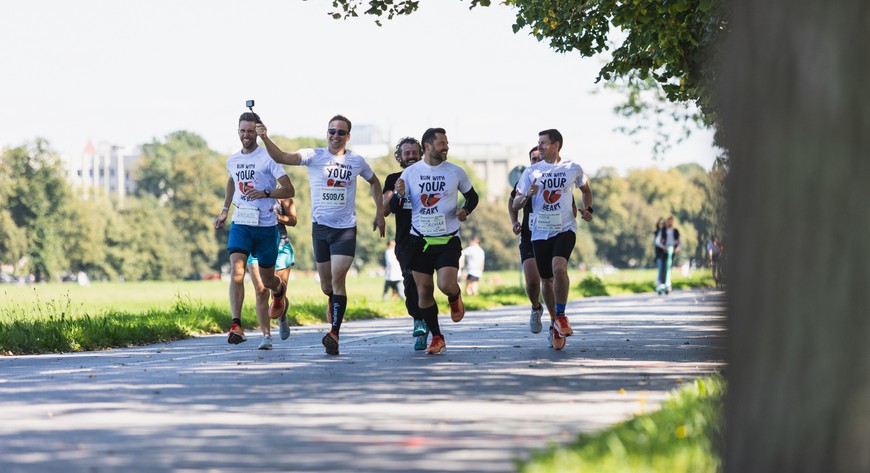 Biegacze wspierają podopiecznych Fundacji Poland Business Run, pomagają tym samym osobom z niepełnosprawnościami