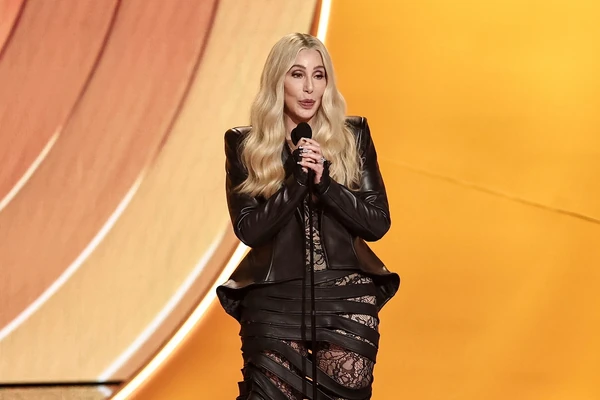 SKANDAL NA GREMIJU! ŠER nagradu dodelila POKOJNOM PEVAČU i pozvala ga da IZAĐE NA SCENU: "Sad su joj javili da je UMRO", kad je ovo izgovorila, ŠOK I NEVERICA i to nije jedino čime je zaprepastila 