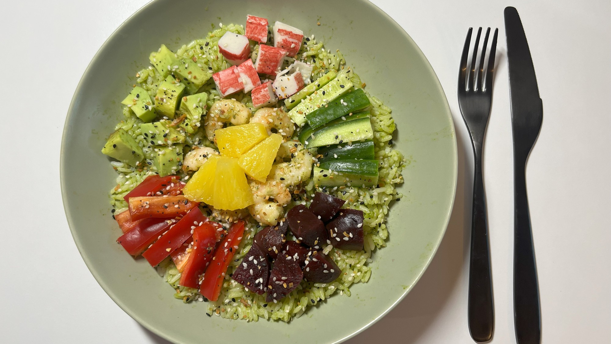 Jarná poké bowl s medvedím cesnakom a krevetami.