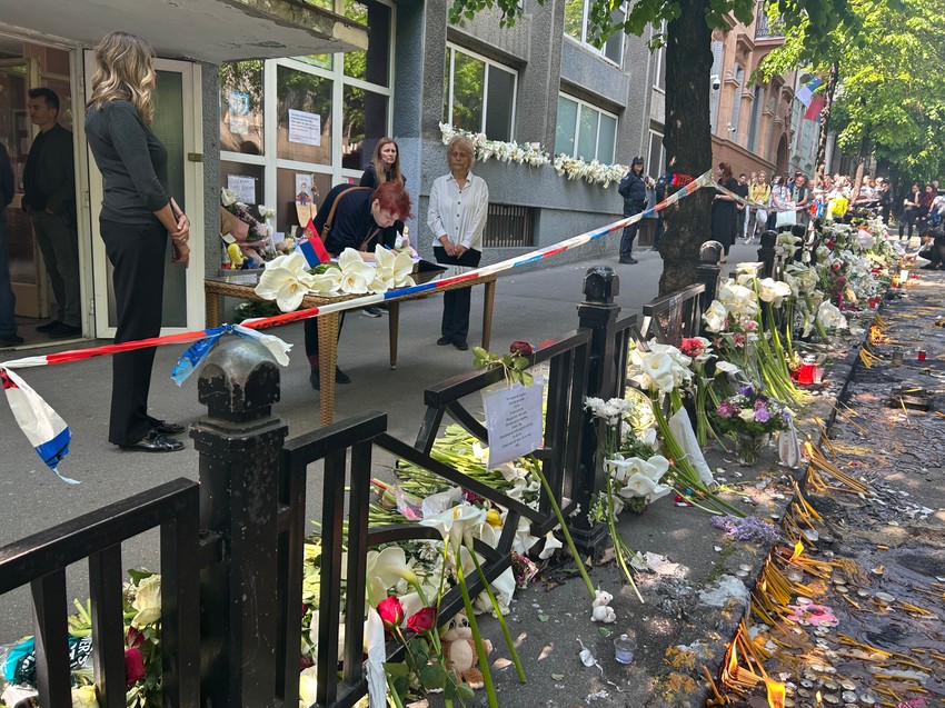 Knjiga žalosti ispred OŠ "Vladislav Ribnikar"