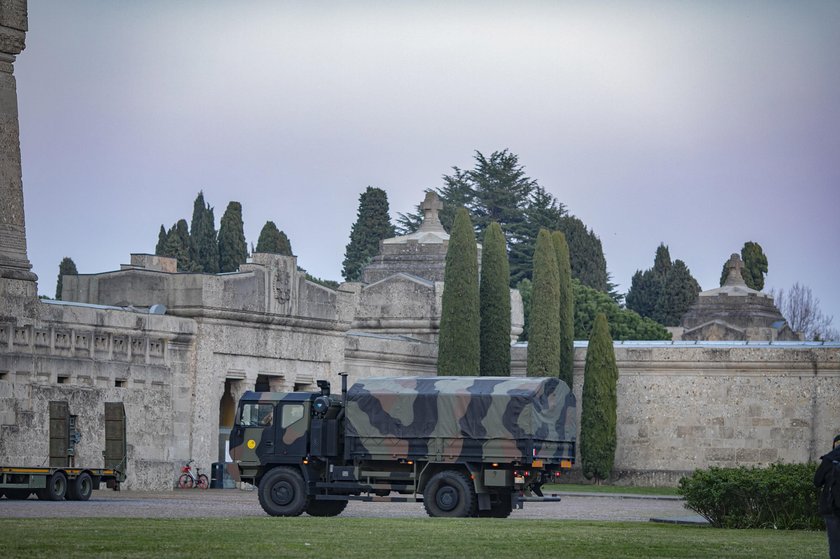 Bergamo. Miasto trumien. Tak wojsko wywozi ciała z miasta