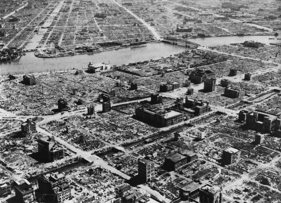 W wyniku amerykańskiego nalotu dokonanego w nocy z 9 na 10 marca 1945 roku niemal doszczętnie spłonęły całe dzielnice.