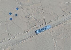 Mobilna meta na pruzi u pustinji Taklamakan u Kini na satelitskom snimku od 20. oktobra 2021.