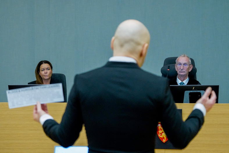 Andreas Breivik (tyłem) przed norweskim sądem