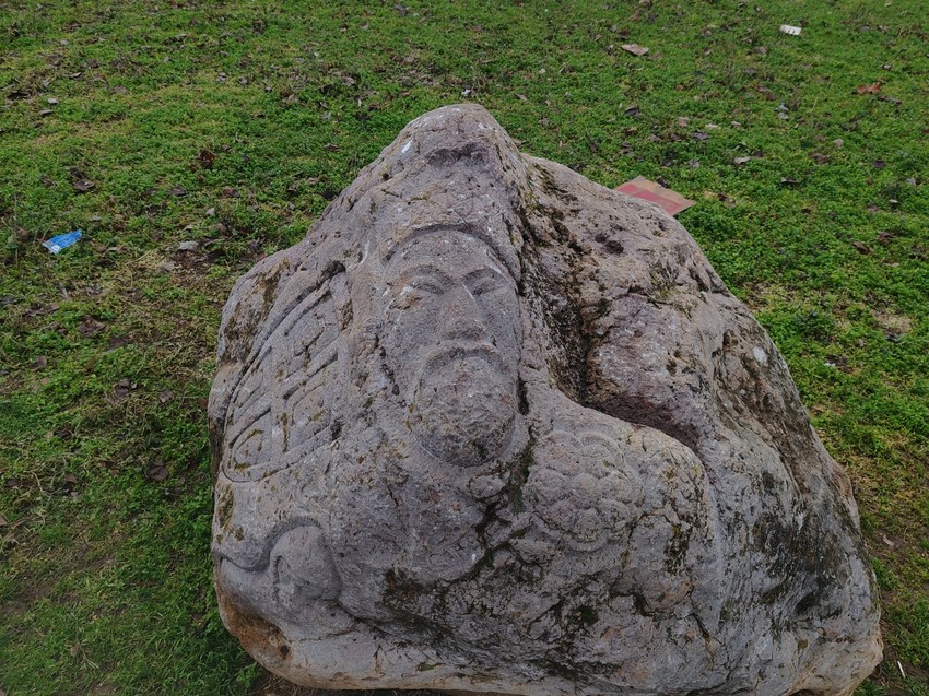 Na kamenu u Bloku 44 isklesani likovi sa svih strana