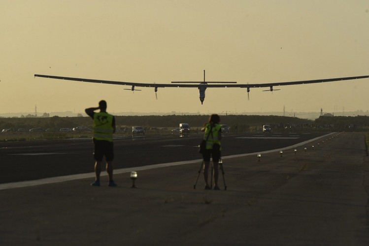 Solar Impulse 2 jest następcą pierwszej tego rodzaju maszyny, Solar Impulse 1, która m.in. odbyła wieloetapowy lot przez USA w roku 2013.