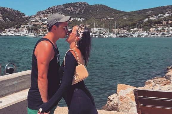 NAŠU VODITELJKU MUŽ BIZNISMEN TRETIRA KAO KRALJICU Spremio joj bogati doručak, a ona ostala bez teksta kad je videla koliko ima stila: "Omiljeni"