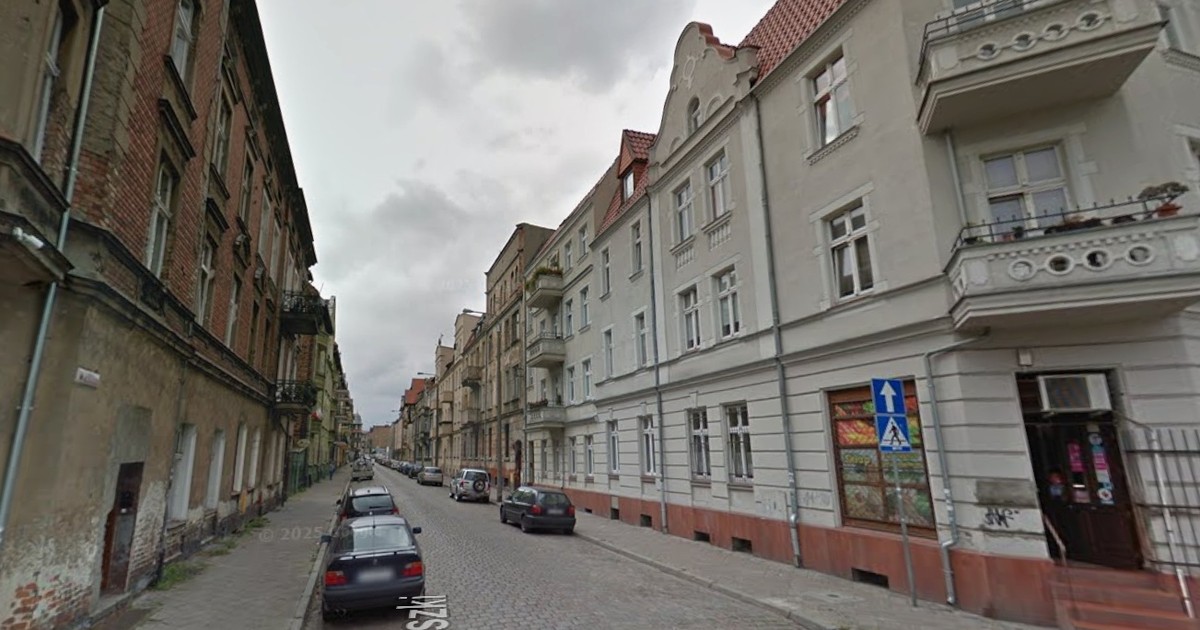 Bili go, kopali, uwięzili w wersalce i podpalali. 37-latek nie przeżył