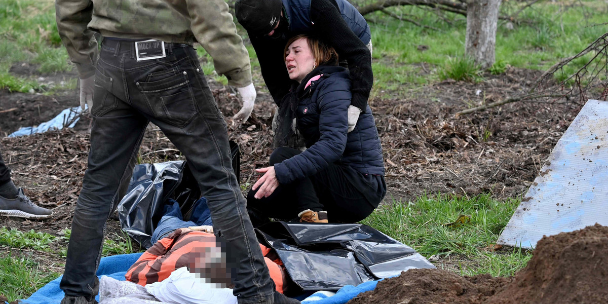 Rozpacz ukraińskiej wdowy na widok ciała męża.