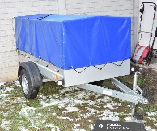 Odcudzené veci našli vo dvore rodinného domu.