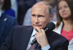 Władimir Putin wręczył medale 'Bohatera Pracy'. Wśród wyróżnionych dojarka, hutnik...