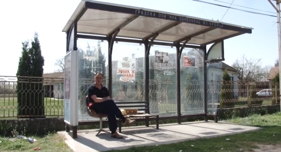 Mnogi meštani se bore za nju: fotelja na autobuskom stajalištu Urovci-Šabački put