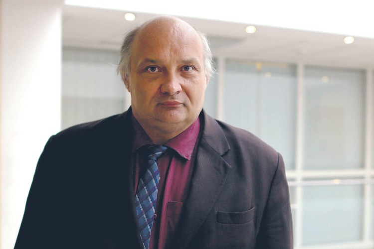 <strong>39. Adam Tomczyński</strong>
<br></br>
orzeka w Izbie Dyscyplinarnej Sądu Najwyższego 
<br></br>
Fakt, że to właśnie on trafił do Izby Dyscyplinarnej SN, był nie do zaakceptowania nawet dla wielu osób popierających reformę wdrażaną przez Prawo i Sprawiedliwość. Tomczyński ma bowiem budzącą wątpliwości historię (dawno temu jako sędzia był bliskim współpracownikiem sędziego Dariusza Czajki, którego działalność orzecznicza budziła wiele wątpliwości; odszedł on z zawodu, gdy sprawą zaczęły interesować się organy dyscyplinarne) oraz w ostatnich latach jawnie wspierał PiS, ostro krytykował opozycję oraz wysyłał pierwszą prezes SN Małgorzatę Gersdorf na emeryturę.
Dziś tak naprawdę nie wiadomo, jakie stanowisko mu przypisywać. Sama Izba Dyscyplinarna SN uznała, że jest sądem, więc Tomczyński jest sędzią. Ale przecież nie należy być sędzią we własnej sprawie. Wiele organów uważa z kolei, że ID SN to nie sąd. Nie nam to przesądzać.
<br></br>
Tomczyński w ostatnim roku zasłynął również jako sprawozdawca w sprawie pytania prawnego dotyczącego adwokata Romana Giertycha. W największym skrócie chodziło o to, czy prokurator generalny może składać kasacje od każdego orzeczenia adwokackiego sądu dyscyplinarnego. Tomczyński, a za nim skład ID SN, uważa, że oczywiście może. Adwokaci odebrali to orzeczenie jako kolejny zamach na samorządność adwokatury. 
<br></br>
PSŁ