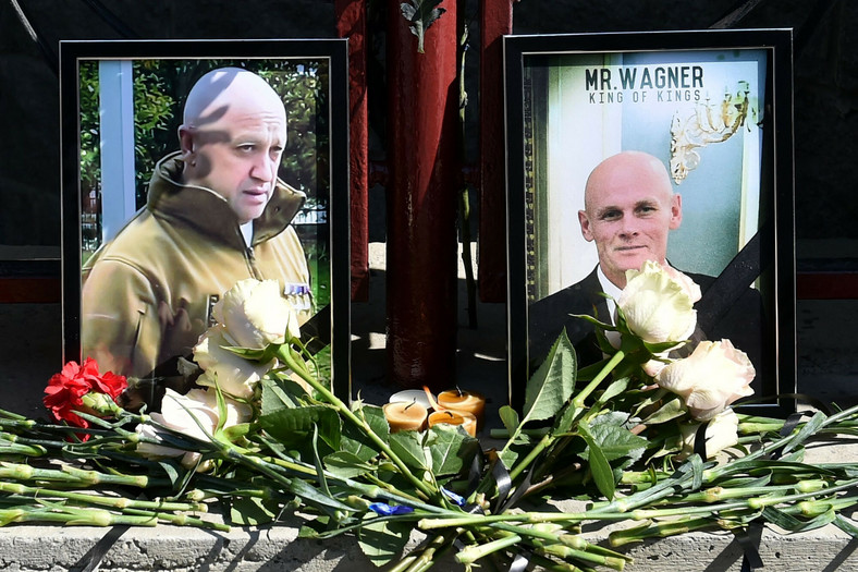 Zdjęcia zmarłych przywódców Grupy Wagnera, Jewgienija Prigożyna i Dmitrija Utkina, przed siedzibą Grupy Wagnera w Nowosybirsku, Rosja, 24 sierpnia 2023 r.