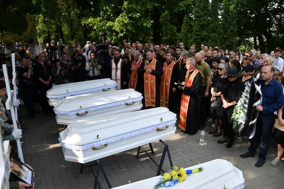 Sahrana majke i njene tri ćerke koje su poginule u ruskom napadu na Lavov
