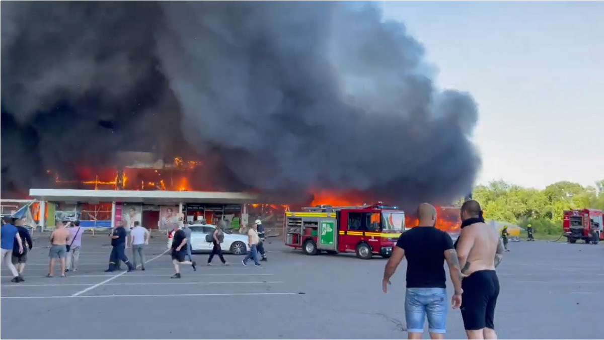 Atak na centrum handlowe w Krzemieńczuku. "Liczba ofiar niewyobrażalna"