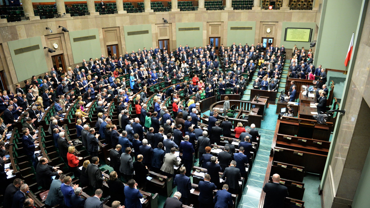 Wszystkie kluby i koła poselskie poparły w piątek projekt ustawy o Karcie Dużej Rodziny wprowadzającej zniżki i przywileje dla rodzin wielodzietnych. Opozycja wskazywała jednak, że środków na rzecz rodzin musi być w budżecie państwa więcej.