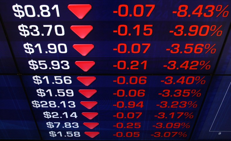 Tablica z kursem akcji na giełdzie w Sydney, fot. Sergio Dionisio/Bloomberg