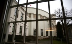 SONDAŻ dla TVP: PiS mocno traci, PO zyskuje, a SLD wyprzedza Nowoczesną