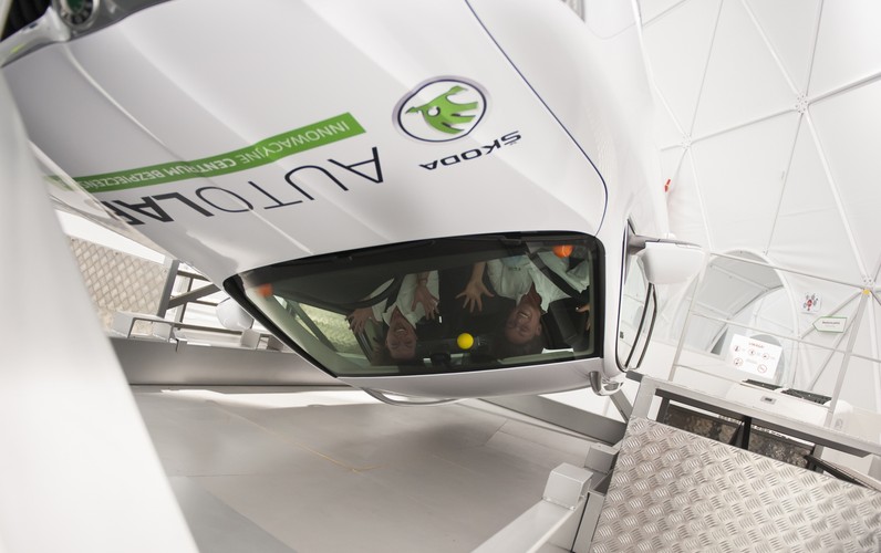 Jak zachować się podczas dachowania samochodu