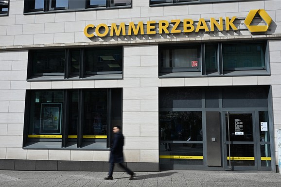 Jedna od najvećih bankarskih bitaka se zahuktava: Ko će preuzeti upravu nad evropskim gigantom