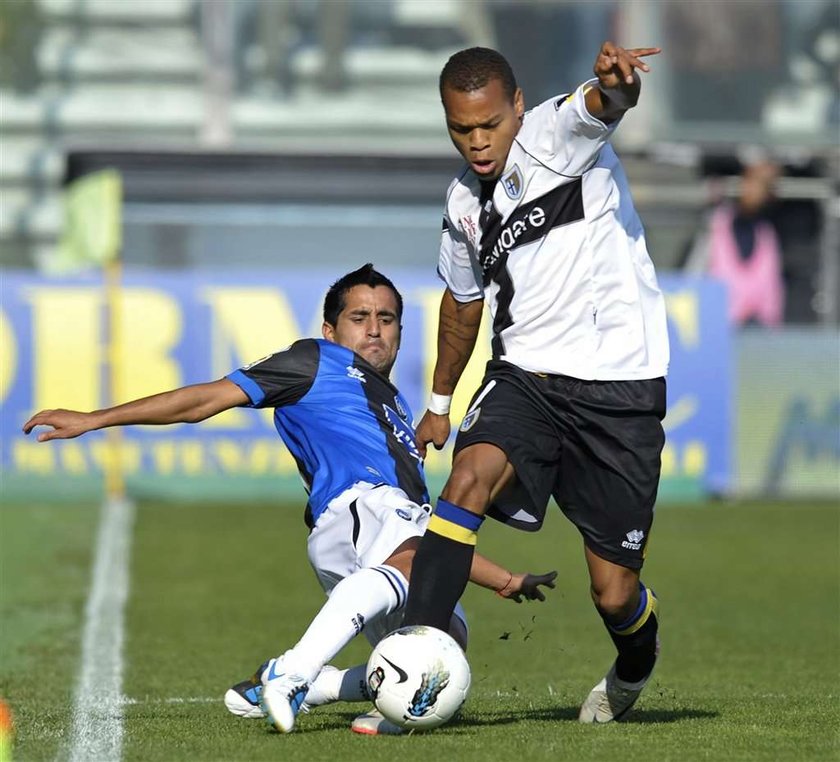 Jonathan Biabiany z ciężarną żoną na plaży