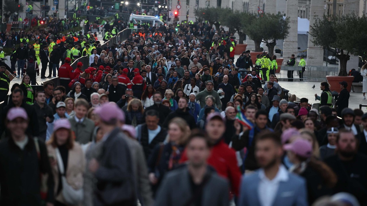 Pogrzeb papieża Franciszka. Tłumy na placu św. Piotra [RELACJA NA ŻYWO]