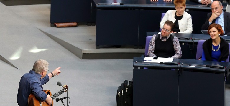 Zgrzyt w Bundestagu. Antykomunistyczny bard: Jesteście nędzną resztką...
