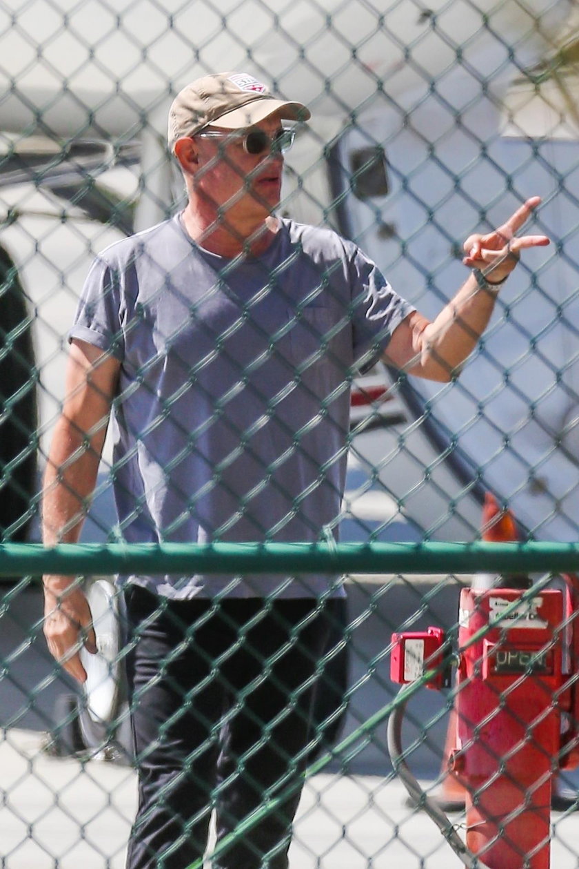 Tom Hanks wrócił do Los Angeles. Aktor zatańczył na płycie lotniska