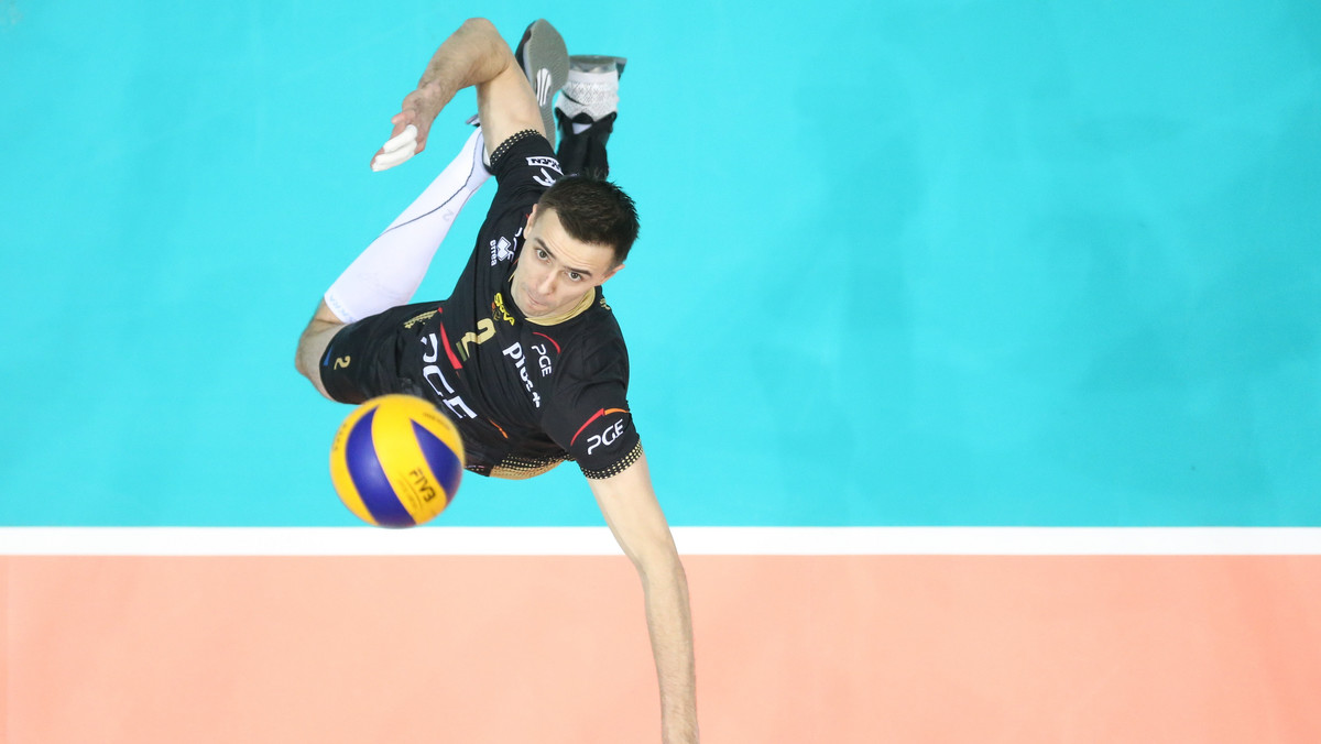 PGE Skra Bełchatów potrzebuje dwóch wygranych setów w meczu z Ziraat Bankasi Ankara, by awansować do drugiej fazy play-off Ligi Mistrzów. - Drużyna z Ankary jest niebezpieczna. Wiemy że w Turcji zawsze gra się ciężko, niezależnie od klasy przeciwnika - przestrzegł Mariusz Wlazły, kapitan PGE Skry Bełchatów.