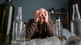 Nocny zakaz sprzedaży alkoholu powinien wejść w życie? Komu jest nie na rękę? [WYWIAD]