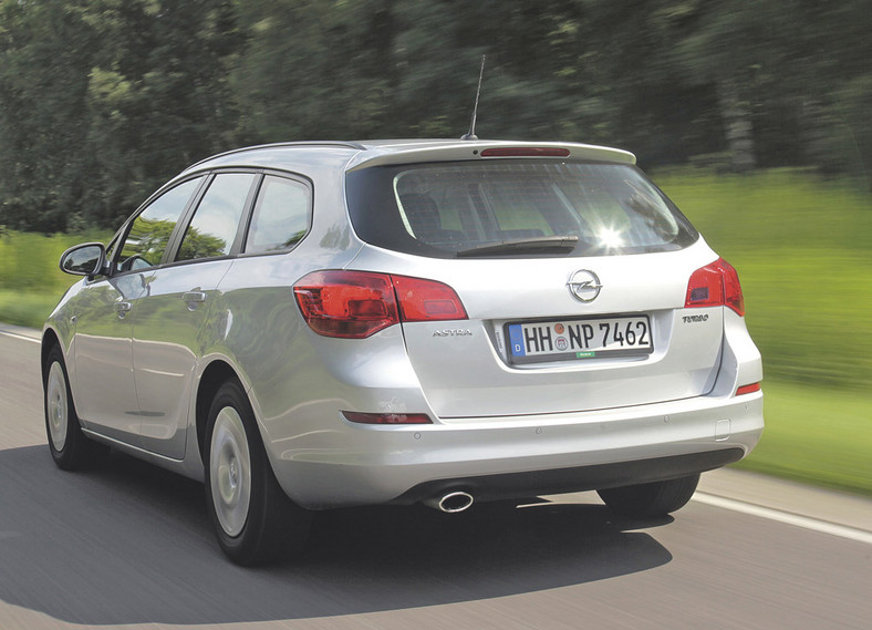 Chevrolet Cruze Kombi kontra Opel Astra Sports Tourer: które kombi jest lepsze