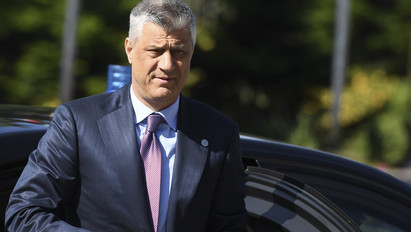 Vádat emeltek a koszovói elnök és a felszabadítási hadsereg tagjai ellen: több mint 100 gyilkosságért kell felelniük
